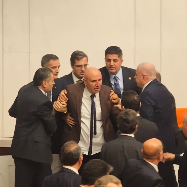 kiyashaber156's tweet photo. 🔴 SON DAKİKA | Osman Gökçek, Mahmut Tanal'ı yumrukladı. https://t.co/irBdDvCfgy
