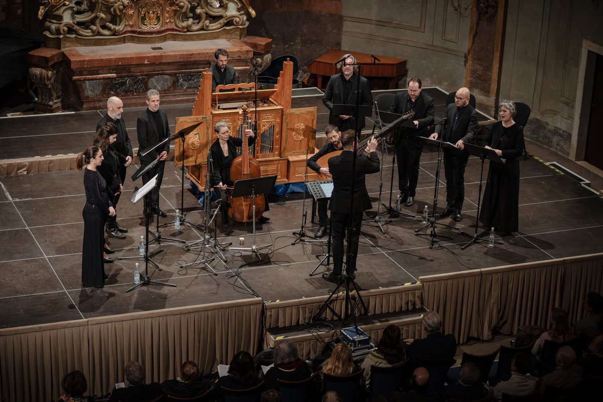 ACEcultura's tweet image. ¡Éxito de La Grande Chapelle en Praga! 🎶🇨🇿 

La crítica destaca sus "voces cristalinas" y su técnica precisa en un concierto grabado por @CRozhlas y @ceskatelevize. 📻🎥

Orgullosos de apoyar el talento español en el mundo. 🇪🇸🙌

📷 Hana Görlichová 
#MúsicaAntigua #PICE