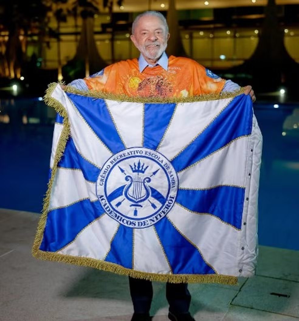 Vai ter Lula na avenida sim! A Justiça Federal não aceitou o recurso de parlamentares bolsonaristas que pretendiam censurar a homenagem ao presidente.

É Lula lá!