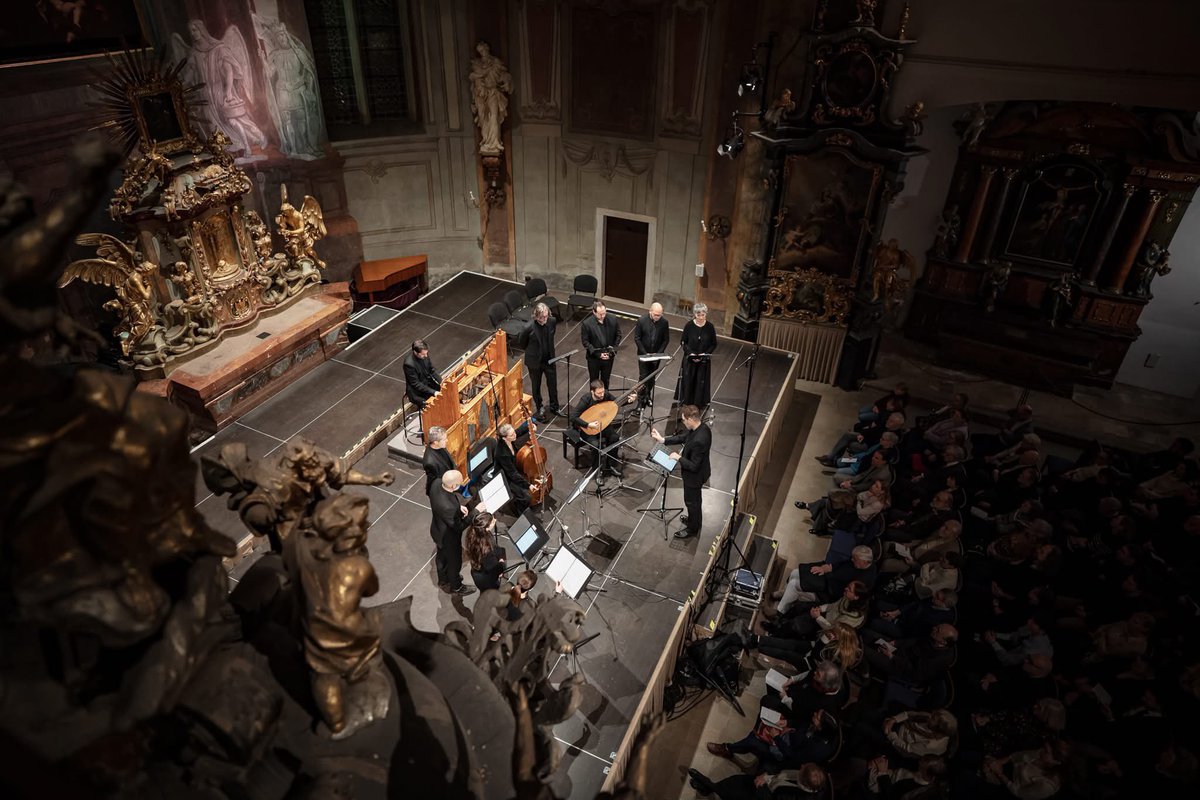 ACEcultura's tweet image. ¡Éxito de La Grande Chapelle en Praga! 🎶🇨🇿 

La crítica destaca sus "voces cristalinas" y su técnica precisa en un concierto grabado por @CRozhlas y @ceskatelevize. 📻🎥

Orgullosos de apoyar el talento español en el mundo. 🇪🇸🙌

📷 Hana Görlichová 
#MúsicaAntigua #PICE