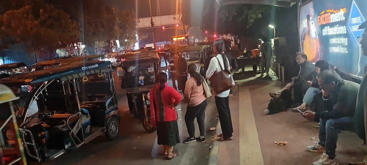 Shadipur colony 7.30 PM DTC stand,
Today's condition <a href="/CMODelhi/">CMO Delhi</a> <a href="/gupta_rekha/">Rekha Gupta</a> <a href="/dtptraffic/">Delhi Traffic Police</a>