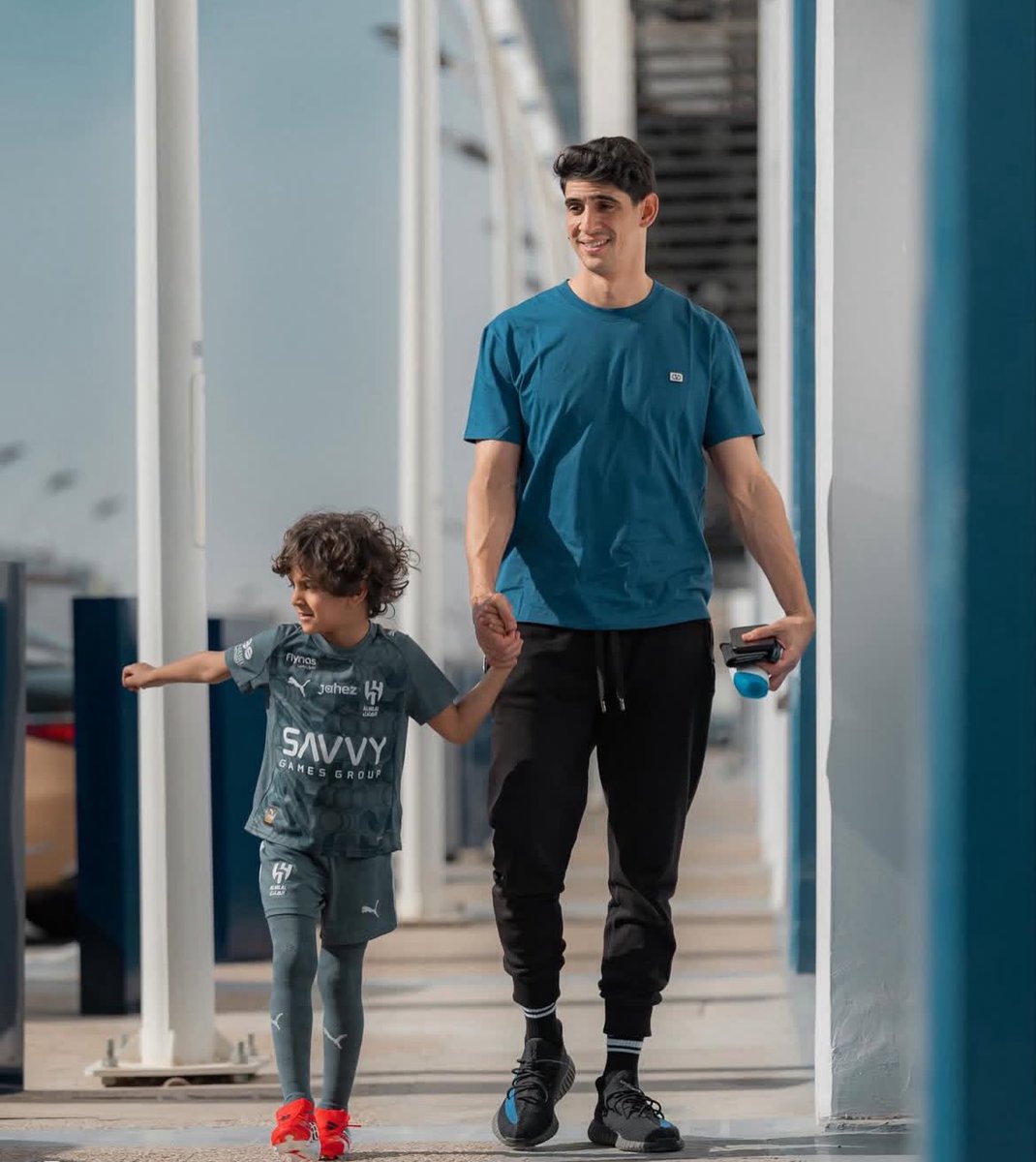 بونو يصل الى مقر النادي برفقة أسحاق💙