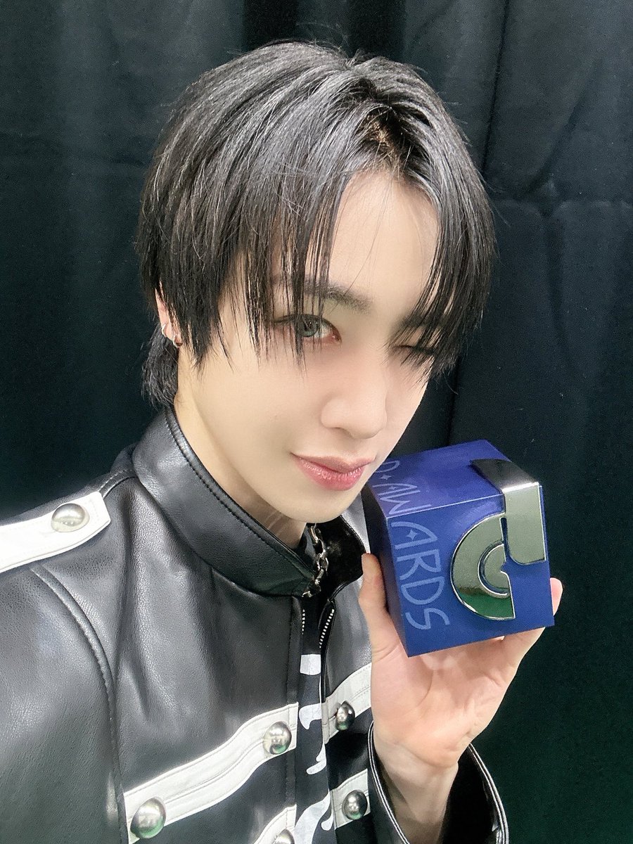 xikers_official's tweet photo. [👀] 
⠀
🏆 #디어워즈 Behind Photo 🏆
⠀
#xikers #싸이커스 https://t.co/NVgkb8aul5