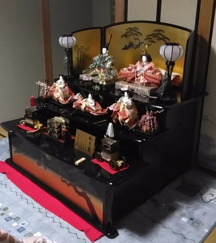 1966Miho's tweet photo. 初孫の初節句✨
母が娘に買ってくれたお雛様を孫ちゃんに…と思っていたけれど一人につき一つのお雛様なんだってね。お雛様を引き継ぐと厄も引き継いでしまうんだって。
コンパクトサイズのお雛様がいいということで孫ちゃんには小さなお雛様を購入したけど、娘のお雛様も久しぶりに飾ったよ😆 https://t.co/isIwNhPzxj