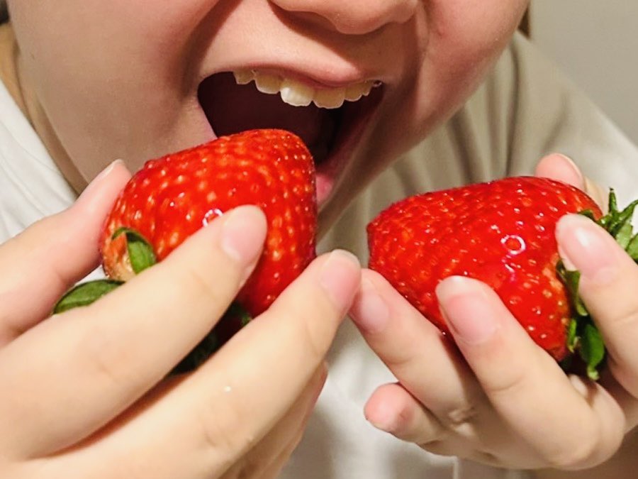 デカい🍓！！！！！

「古都華」from奈良！！
　
かぶりつく！！
甘い！！ジューシー！中まで赤い！！

毎日食べたい！！