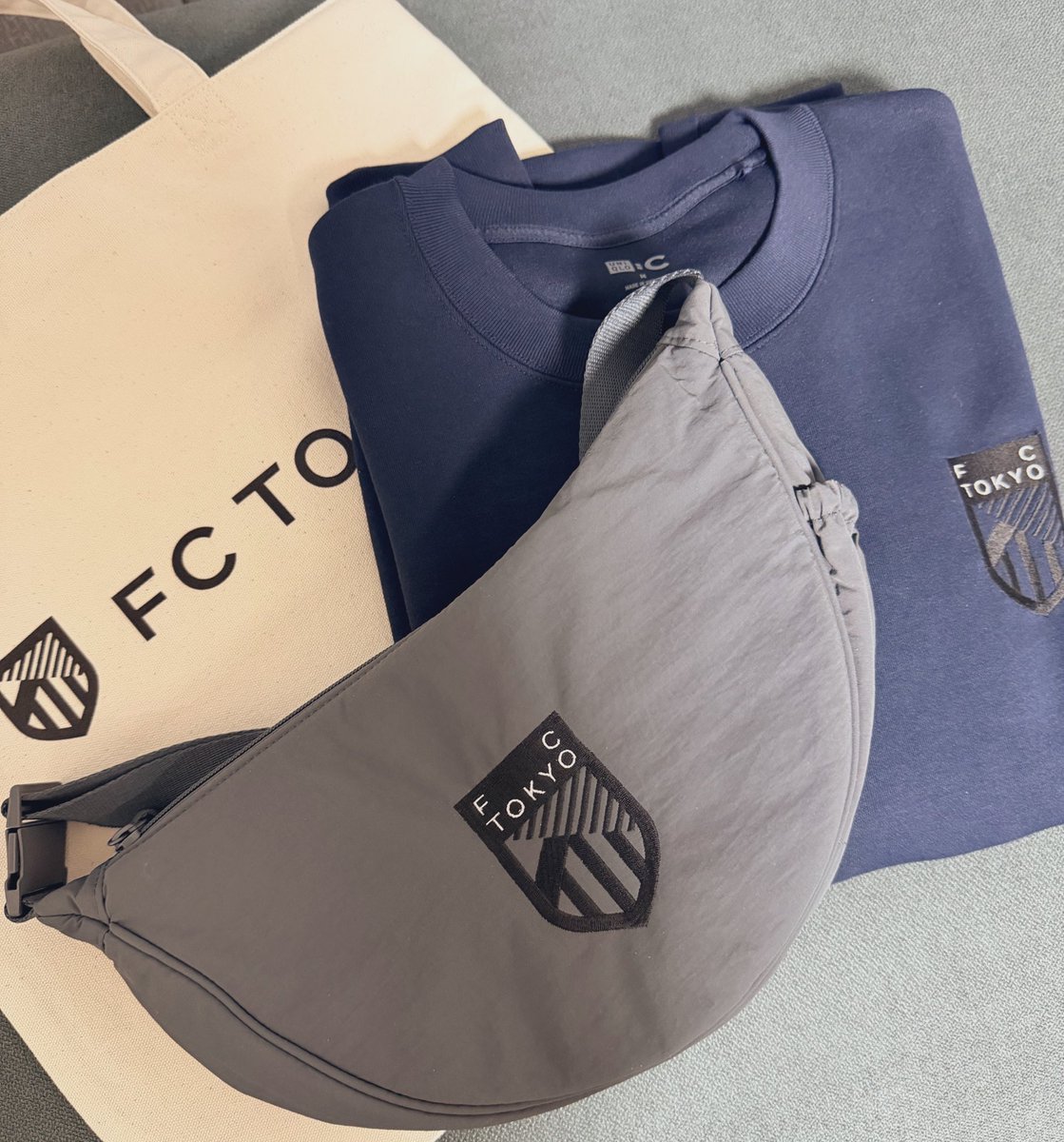 la6ca7tyoko's tweet image. できあがりました！

紺に黒刺繍もいい感じ🫶

追加のピンクバック(白ロゴ)も出来上がりが楽しみ☺️(調布は今日の夕方時点で4/2でした)

#Jリーグユニクロ刺繍部