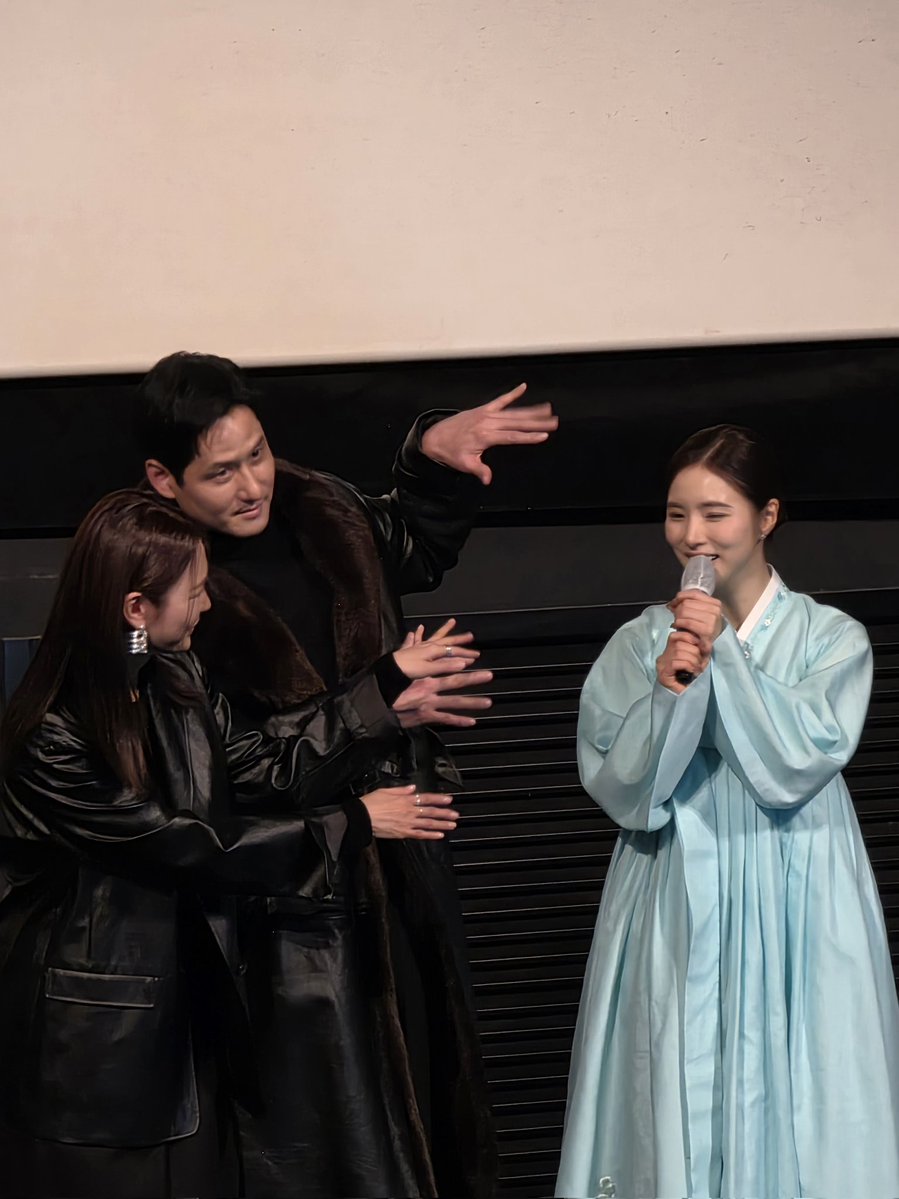 260211 휴민트 무대인사 #박해준 #신세경 #정유진

채선화 옆에서 반짝반짝✨️ 해주는 황치성과 임대리
셋다 너무 귀엽다..😚