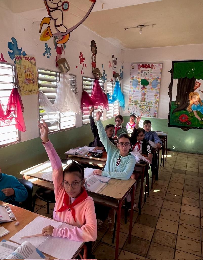 A pesar de los intentos por apagar nuestros sueños, el Proceso Docente Educativo en Cuba no se detiene. Cada aula, cada pizarra, cada libro abierto es un acto de rebeldía y amor. Docentes y estudiantes, hombro con hombro, tejemos futuro con firmeza. ¡Sí se puede! 🇨🇺📚✊