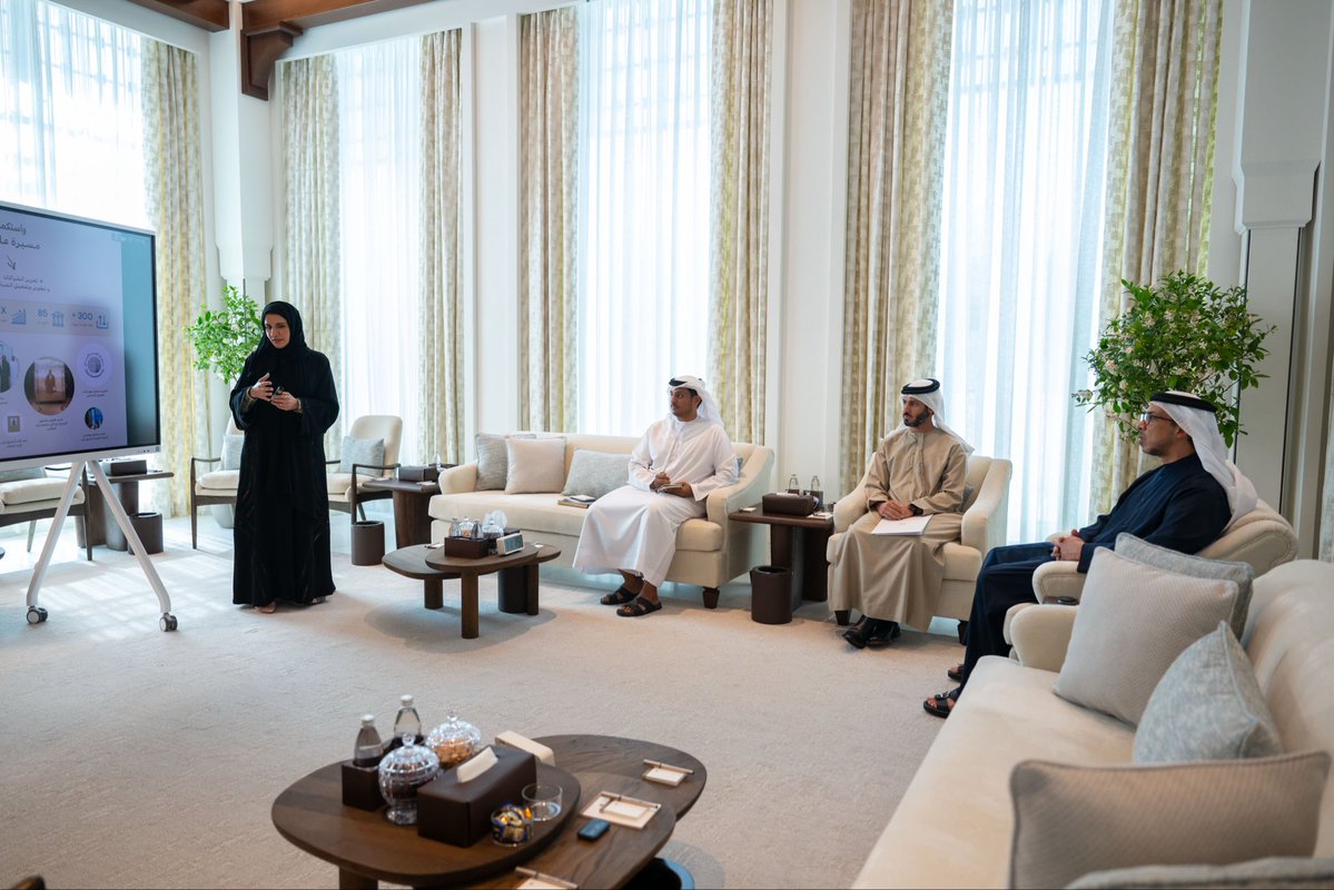 اعتمدنا اليوم استراتيجية مكتب المؤسس، تأكيداً لالتزامنا بتحويل نهج الشيخ زايد، طيب الله ثراه، إلى منظومة وطنية ملهمة للأجيال القادمة، تغرس فيهم قيم الاتحاد وحب الوطن والانتماء إليه.
أبونا زايد حاضر في وجداننا، ونهجه باقٍ في مسيرة الوطن وتقدمه.