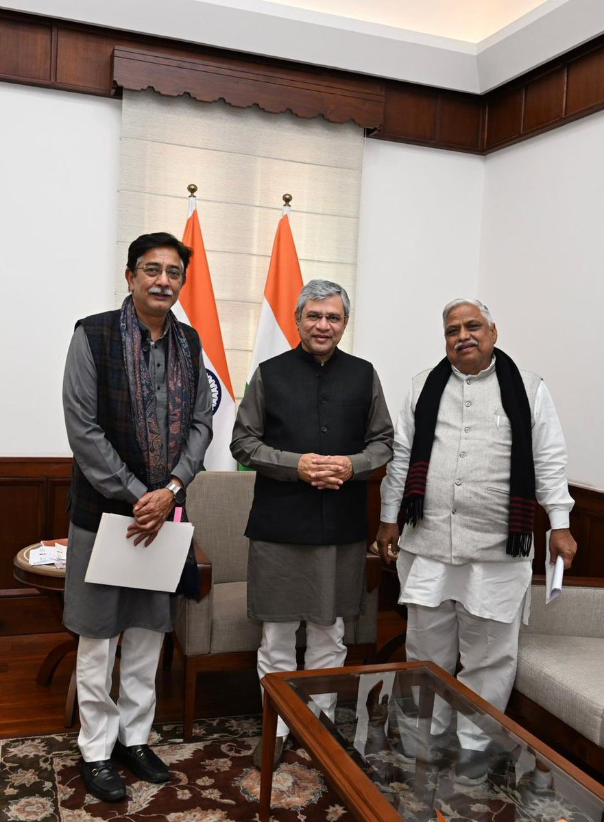 AnuraagJhansi's tweet photo. नई दिल्ली में माननीय रेल मंत्री श्री @AshwiniVaishnaw जी से शिष्टाचार भेंट कर झांसी-ललितपुर संसदीय क्षेत्र की रेल सुविधाओं के विस्तार पर सार्थक चर्चा की।

1- हसारी रेलवे ओवरब्रिज (ROB): झांसी में यातायात की समस्या को देखते हुए हसारी रोड पर फोर-लेन ROB के जल्द निर्माण और वित्तीय स्वीकृति का आग्रह किया।

2-ट्रेनों की बेहतर साफ-सफाई और रखरखाव के लिए ललितपुर में 'कोच वाशिंग पिट लाइन' की मांग रखी।

3- क्षेत्र की जनता की सुविधा हेतु विभिन्न प्रमुख स्टेशनों पर महत्वपूर्ण ट्रेनों के स्टॉपेज की मांग को प्रमुखता से उठाया।

 क्षेत्र का चहुंमुखी विकास ही हमारी प्राथमिकता है और क्षेत्र की प्रगति के प्रति हम संकल्पित हैं।

इस दौरान मुरैना ��ोकसभा के माननीय सांसद श्री शिव मंगल सिंह तोमर जी भी उपस्थित रहे ।

#Jhansi #Lalitpur #IndianRailways #anuragjhansi 

@BJP4India @shivmangal4bjp @RailMinIndia @DrmJhansi