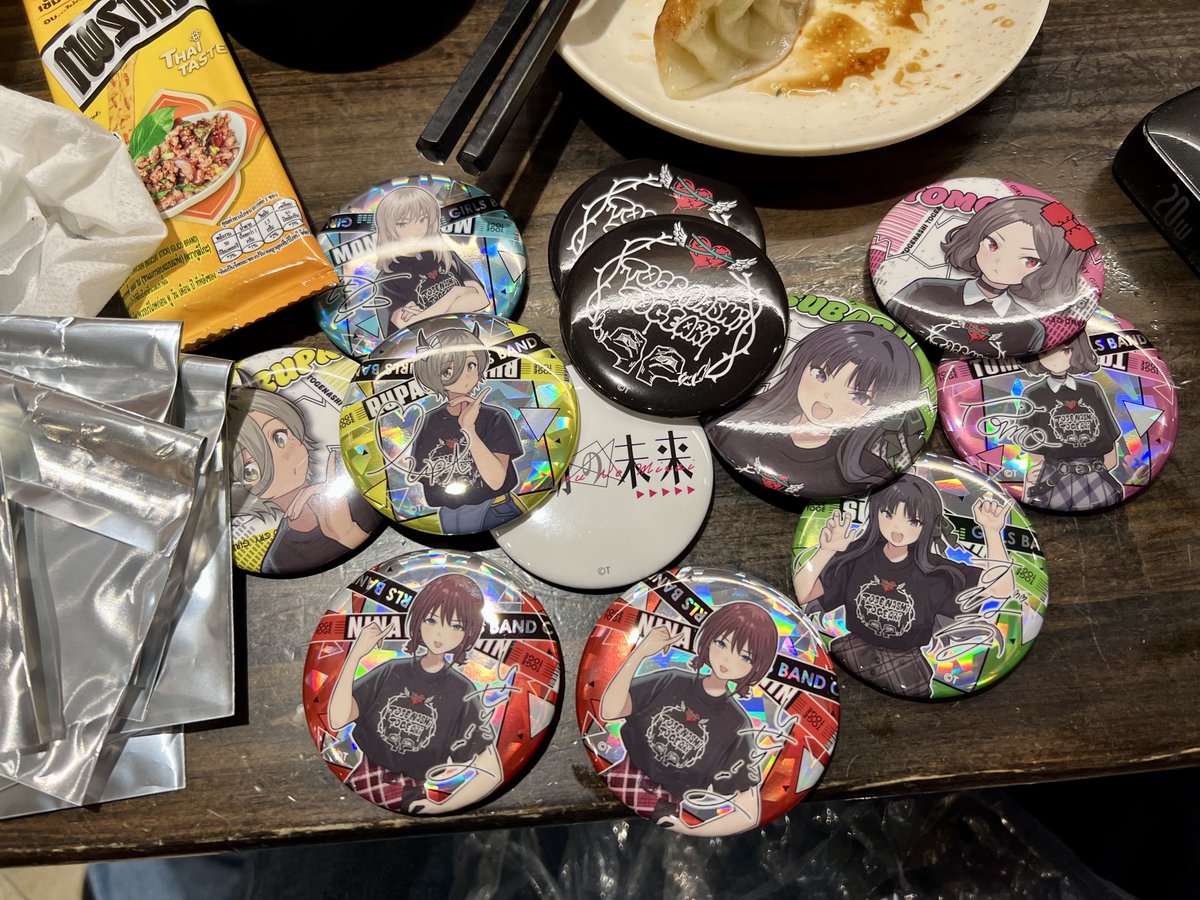 缶バッジとりあえずメンバーとツアーロゴ出たらラッキーと思ったら