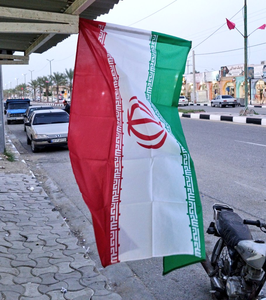 رفتم از دکه قهوه بگیرم، دیدم پرچم ایران زده 
گفتم تو که تا دیروز فحش می‌دادی، چی شد یهو؟
میگه طرف درست این‌وره
بعدم با افتخار میگه این پرچم رو هم ۲۰۰ تومن خریدم😂