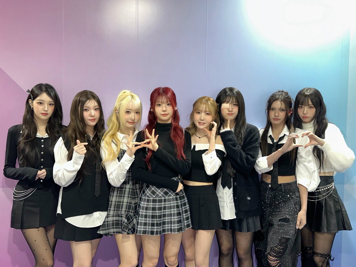 [#SMN_BEHIND] #쇼챔피언 #팬사인회

&amp;Our Vibe 진짜 끝! 

마지막까지 우리 SAY MY NAME과 
함께 해줘서 고마워 🫰🏻

#OurVibe #SMN_OurVibe  
#SAYMYNAME #세이마이네임