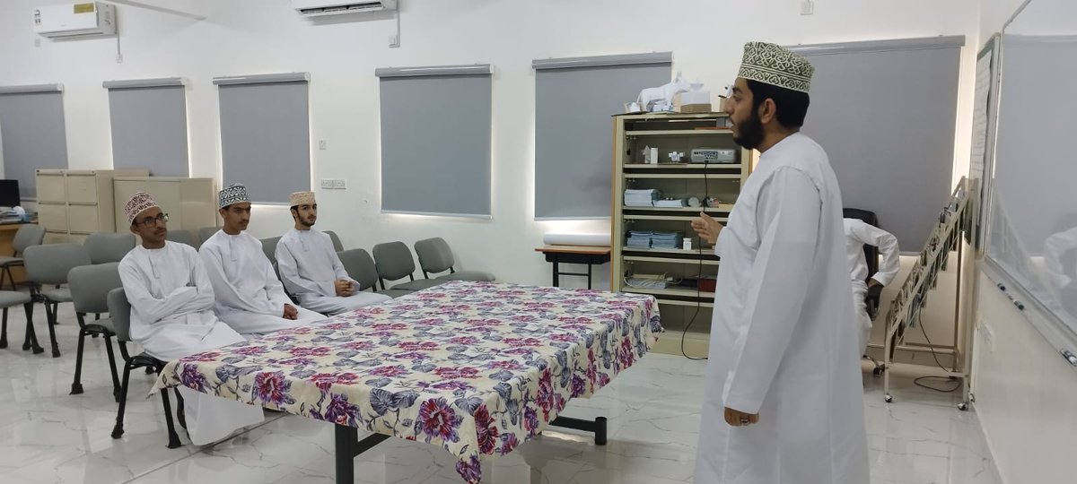 osamahbinzaid's tweet photo. ضمن البرامج الثقافية
قدم الطالب /تركي بن محمود الوائلي مشغل تعريفي عن برنامج رواد عُمان لطلبة الصف الحادي عشر استعرض خلالها آلية التسجيل وإجراءات الامتحانات والمقابلات و��لك تحت إشراف أسرة التوجيه المهني، في خطوة تهدف إلى توعية الطلبة بالفرص المستقبلية وتنمية مهاراتهم المهنية.. https://t.co/sTReoOaa0I