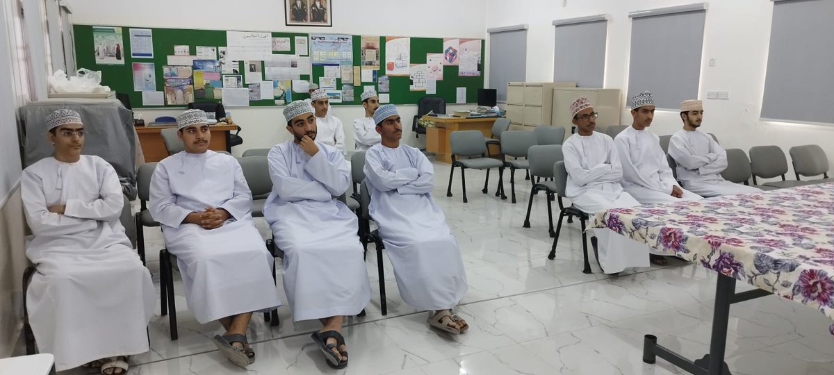 osamahbinzaid's tweet photo. ضمن البرامج الثقافية
قدم الطالب /تركي بن محمود الوائلي مشغل تعريفي عن برنامج رواد عُمان لطلبة الصف الحادي عشر استعرض خلالها آلية التسجيل وإجراءات الامتحانات والمقابلات و��لك تحت إشراف أسرة التوجيه المهني، في خطوة تهدف إلى توعية الطلبة بالفرص المستقبلية وتنمية مهاراتهم المهنية.. https://t.co/sTReoOaa0I