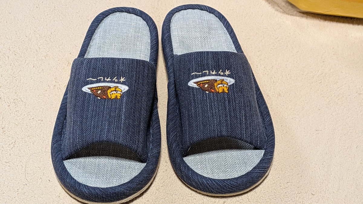 #しまパト  #しまむら購入品 
 #しまむら 
友人とのランチの後はしまむらンデブー
このスマホホルダーが気になって気になって買ってしまった📱✨初めてのスマホホルダー❤
あとカバン...職場用のオシャンなのを買いたかった🫣軽くて安くて良いかも
あと彼氏に部屋用スリッパ！おつカレー可愛いꉂ😂w