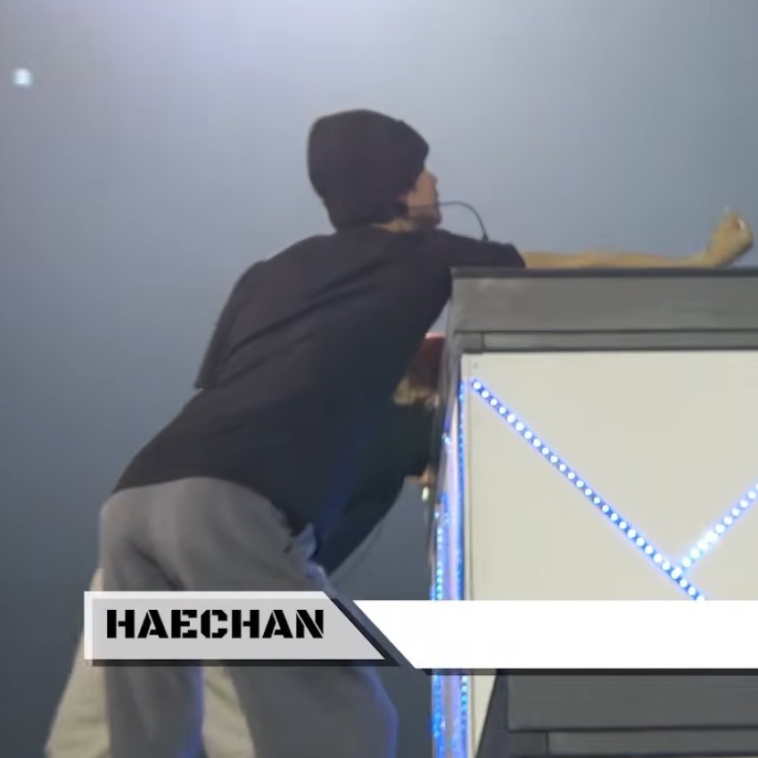 초반부터 엉덩이 공격당함