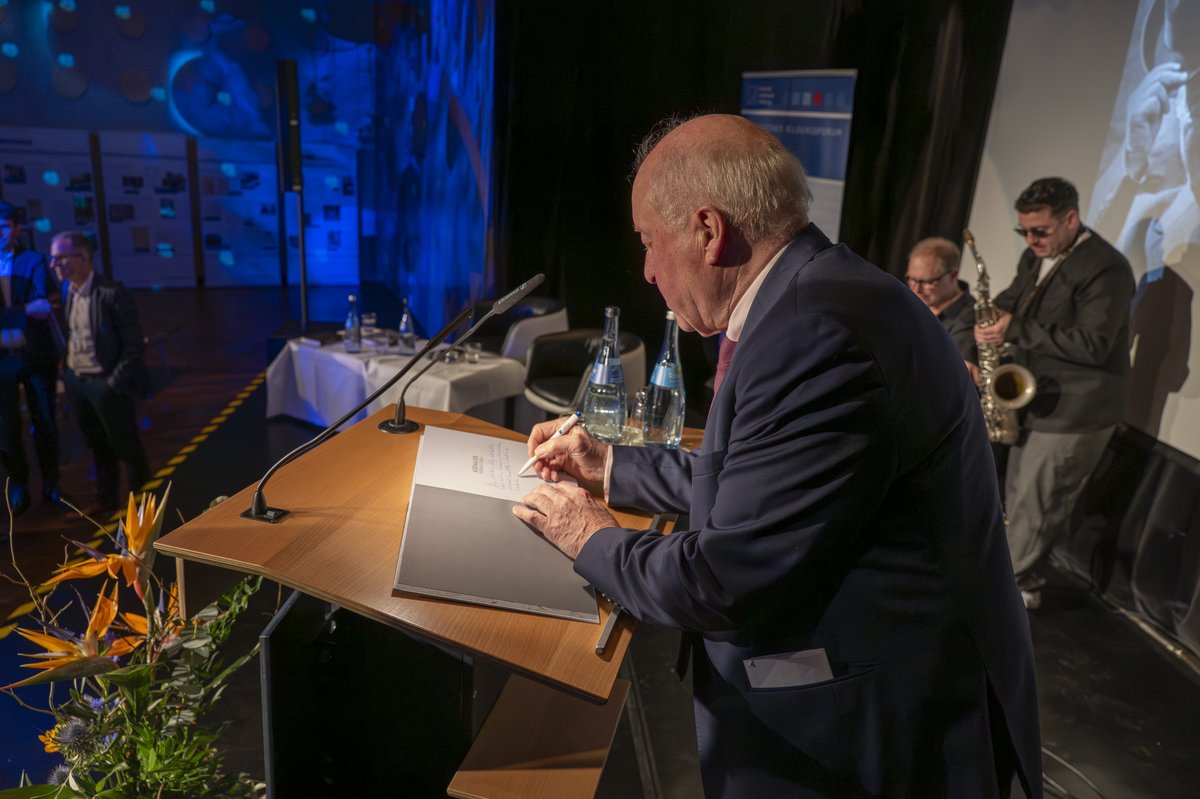 Union Stiftung tweet media