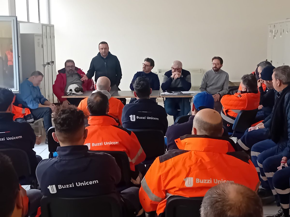 filcabari's tweet photo. Questa mattina assemblea presso Buzzi Unicem di Barletta con la partecipazione dei tecnici del CPT Puglia Centrale.

Un momento di confronto serio e partecipato su salute e sicurezza, alla luce dei tragici eventi che hanno colpito il Gruppo Buzzi  .

La sicurezza non è un costo, è un diritto.
Formazione, prevenzione e controllo della filiera degli appalti devono diventare priorità quotidiana.

Come Filca Cisl ribadiamo: nessun lavoratore deve più perdere la vita sul lavoro. #sicurezza #lavoro #edilizia