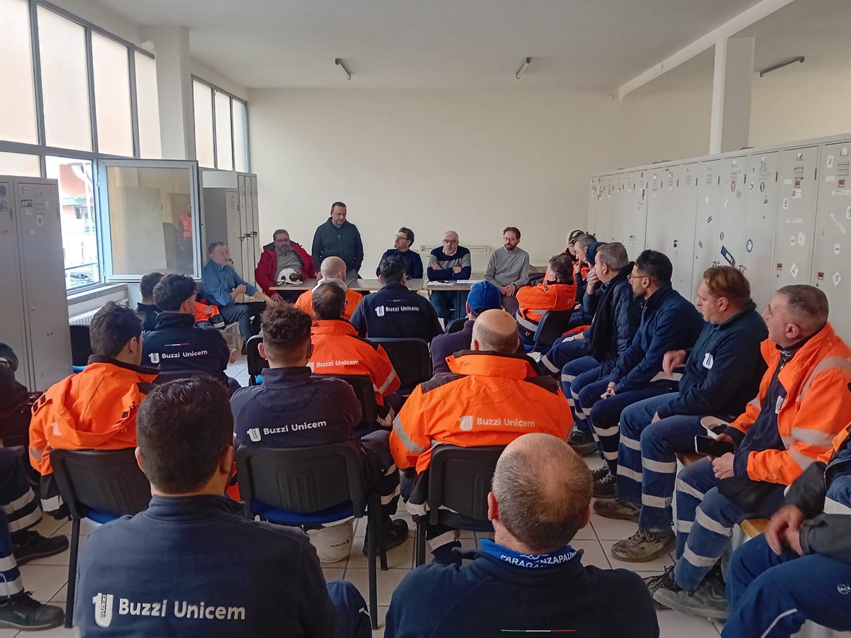 filcabari's tweet photo. Questa mattina assemblea presso Buzzi Unicem di Barletta con la partecipazione dei tecnici del CPT Puglia Centrale.

Un momento di confronto serio e partecipato su salute e sicurezza, alla luce dei tragici eventi che hanno colpito il Gruppo Buzzi  .

La sicurezza non è un costo, è un diritto.
Formazione, prevenzione e controllo della filiera degli appalti devono diventare priorità quotidiana.

Come Filca Cisl ribadiamo: nessun lavoratore deve più perdere la vita sul lavoro. #sicurezza #lavoro #edilizia