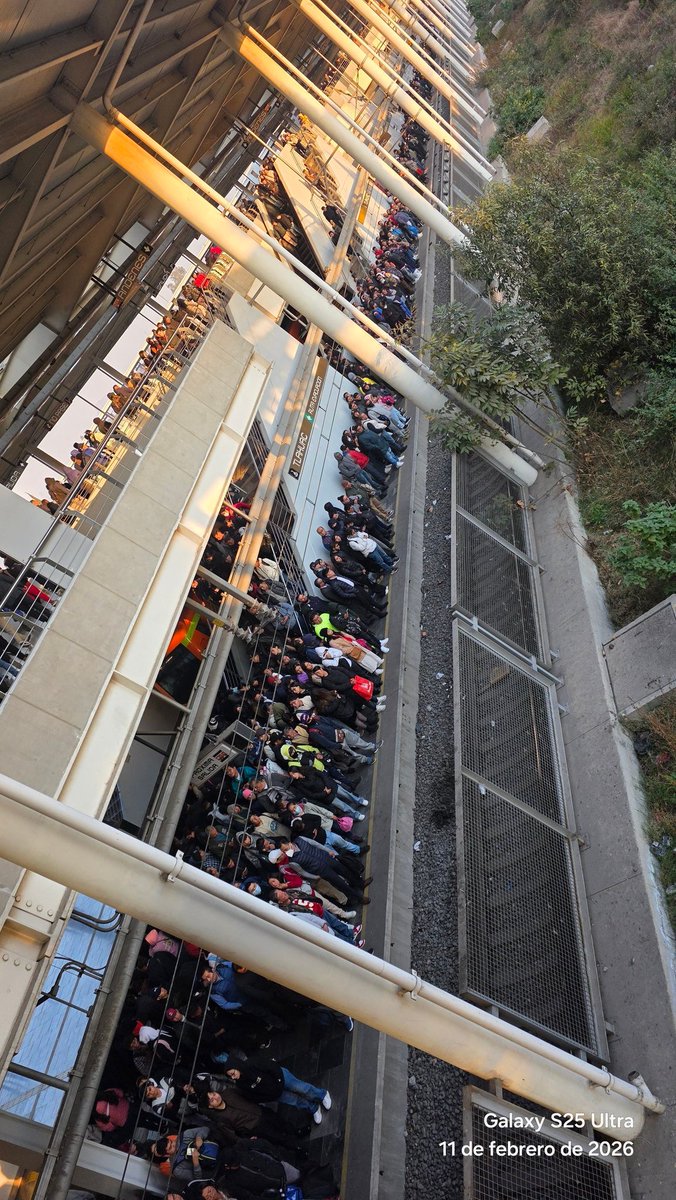 InfoMetroMX's tweet photo. 🚨METRO🚨
Se presenta afluencia muy alta y flujo lento de unidades en la #Linea7,#Linea8,#Linea9,#Linea12 y #LineaA del #MetroCDMX
Tardando hasta 12 min. En poder abordar una unidad.
⚠️Toma previsiones⚠️
#infomx https://t.co/zNS4Q7eMuD