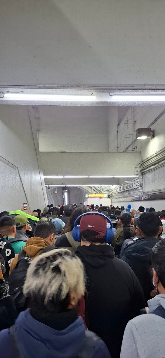 InfoMetroMX's tweet photo. 🚨METRO🚨
Se presenta afluencia muy alta y flujo lento de unidades en la #Linea7,#Linea8,#Linea9,#Linea12 y #LineaA del #MetroCDMX
Tardando hasta 12 min. En poder abordar una unidad.
⚠️Toma previsiones⚠️
#infomx https://t.co/zNS4Q7eMuD