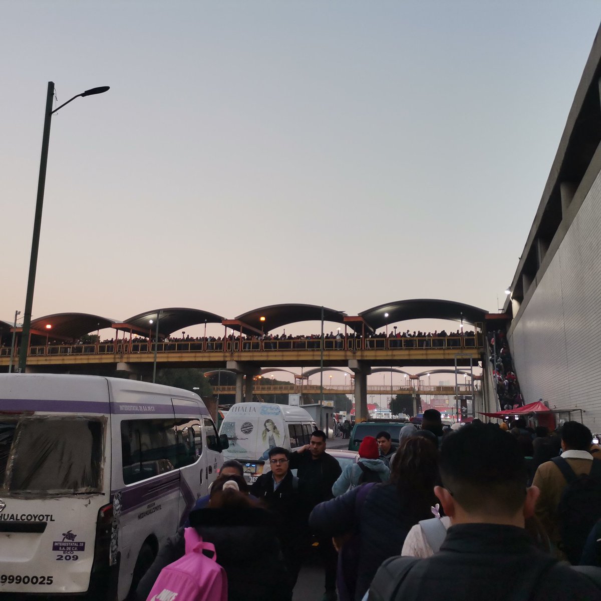 InfoMetroMX's tweet photo. 🚨METRO🚨
Se presenta afluencia muy alta y flujo lento de unidades en la #Linea7,#Linea8,#Linea9,#Linea12 y #LineaA del #MetroCDMX
Tardando hasta 12 min. En poder abordar una unidad.
⚠️Toma previsiones⚠️
#infomx https://t.co/zNS4Q7eMuD
