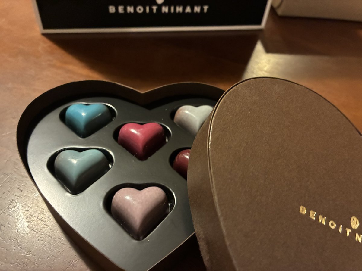 talkshows0710's tweet photo. 今年はこちら。美味しそー。
#valentinesday #chocolate #bonbonchocolat #benoitnihant https://t.co/OBVUVWPSFB