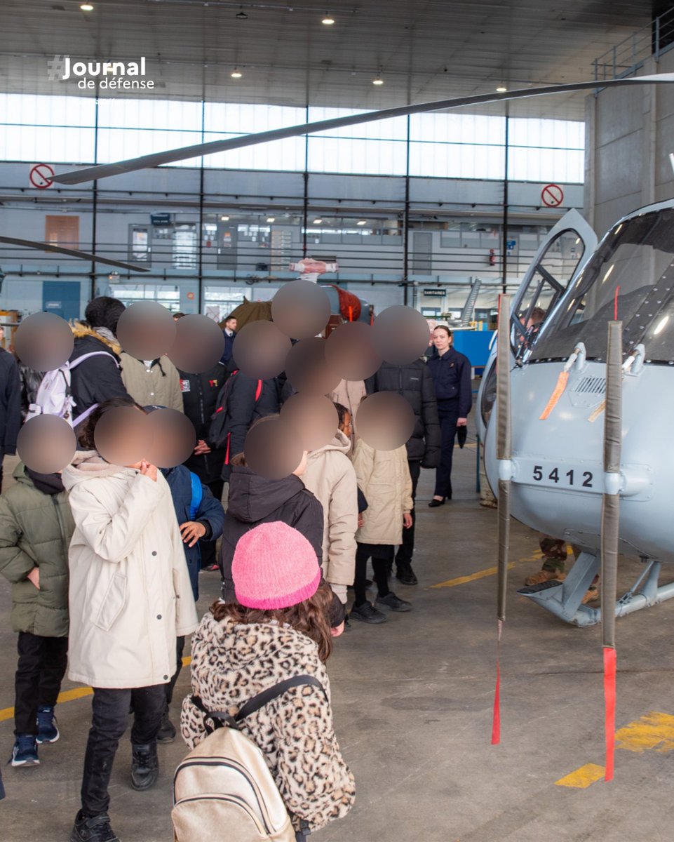 JournalDefense's tweet photo. Le mercredi 21 janvier, l’Armée de l’air et de l’espace a accueilli 26 élèves du Cours Charlemagne, établissement du réseau Espérance Banlieues d’Argenteuil, sur la #BaseAérienne107 de Villacoublay. Cette immersion a été organisée par la #FondationAilesDeFrance, en partenariat avec le Centre d’études stratégiques aérospatiales, engagé dans des actions en faveur de la jeunesse, notamment à travers les Escadrilles Air Jeunesse.

La journée avait pour objectif de faire découvrir l’univers aéronautique et d’ouvrir des perspectives aux jeunes participants. Le programme a débuté par une immersion au sein de l’Escadron de soutien technique aéronautique, permettant aux élèves de comprendre les processus de maintenance des hélicoptères Fennec et d’appréhender les exigences techniques associées à ces missions.

Un temps de cohésion a ensuite été organisé autour d’un déjeuner avec le commandant de la base, le colonel Pierre Cornetto. Cet échange a mis en évidence la complémentarité entre les actions d’Espérance Banlieues, celles des Escadrilles Air Jeunesse et l’engagement de la base aérienne au service de la transmission et de l’accompagnement des jeunes.

La journée s’est conclue par une visite chez @SAFRAN, illustrant le lien étroit entre le monde militaire et l’industrie aéronautique et de défense française.

#ArméeDeLAirEtDeLEspace #Jeunesse
#JournalDéfense #IndustrieDéfense
