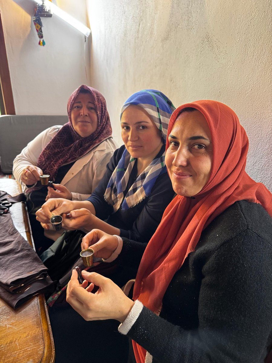 Kursiyerlerimizden Nursel ablamızın Umre Dönüşü Zemzem ve Hurmasını ikram ettik. Rabbim hayrını kabul etsin inşallah.