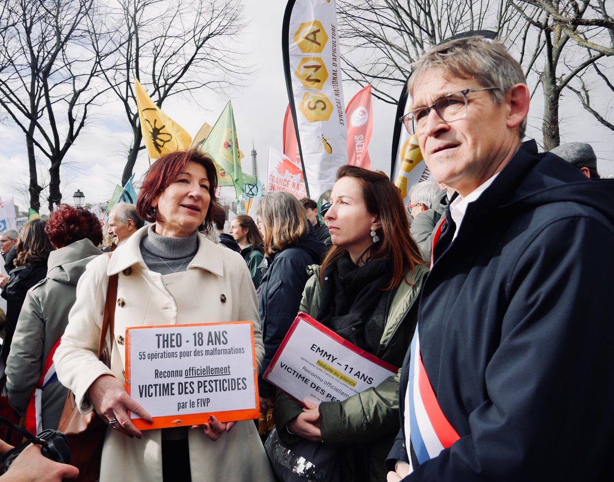 Devant l’Assemblée, ils sont là ! Des agriculteurs, des apiculteurs, des soignants, des chercheurs, des parents, des collectifs, des associations... Des citoyens qui refusent qu’on joue avec leur santé.

Plus de 2 millions de citoyens s’y sont opposés. La loi Duplomb, c'est