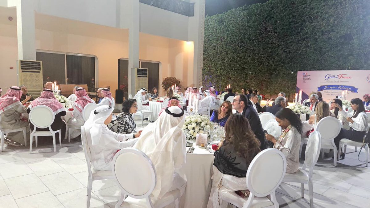 فن الطهو الفرنسي يلتقي بجدة! 🇫🇷❤️🇸🇦

القنصلية العامة لفرنسا تحتفي بـ"مذاق فرنسا" بعشاء راقٍ أعدّه الشيف الفرنسي جاك رولانسي (أفضل حرفي في فرنسا)، بمشاركة 23 طالبًا من أكاديمية بنيان والشيف السعودية أروى حمد.

فنون الطهي.. جسر تواصل بين الثقافات. 

<a href="/FranceaDjeddah/">La France à Djeddah 🇫🇷 🇸🇦</a> <a href="/NEHAD___M/">Mohammed NEHAD</a>