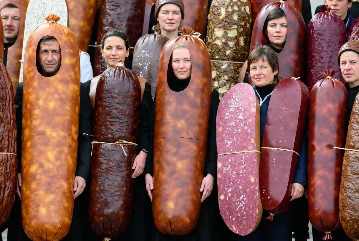 Conoce a los embutherians, personas que se identifican con diferentes fiambres embutidos.