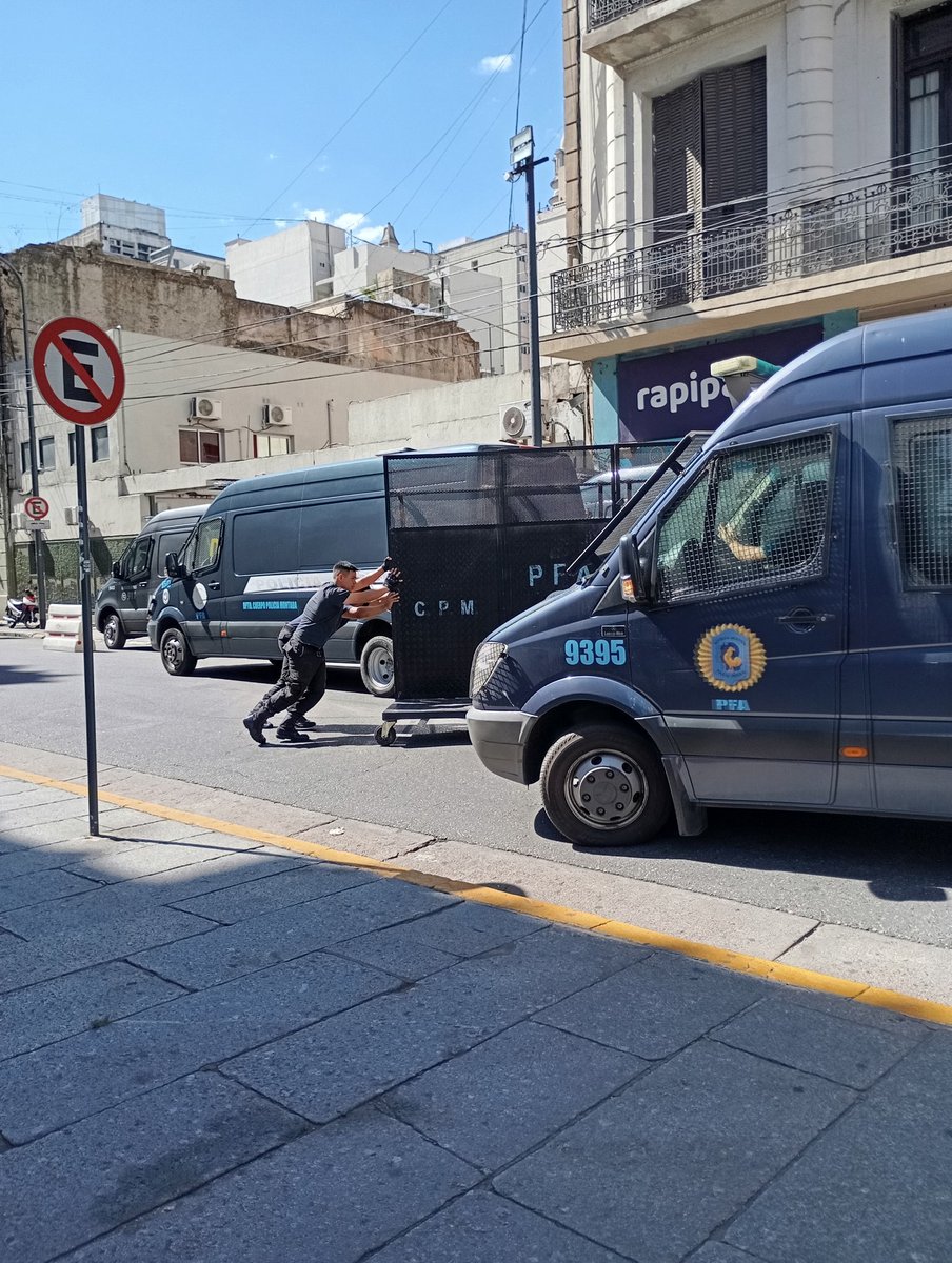 ResistenciaNoti's tweet photo. Si es tan buena la reforma laboral, ¿por qué necesitan llenar de vallas y policías el Congreso para tratarla?🤔 https://t.co/Nk0yN4g354
