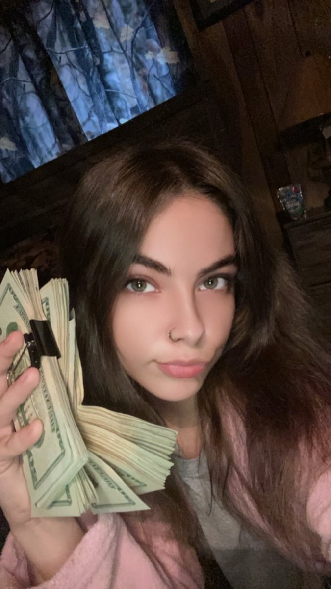 Nellie Collects ✨ tweet media