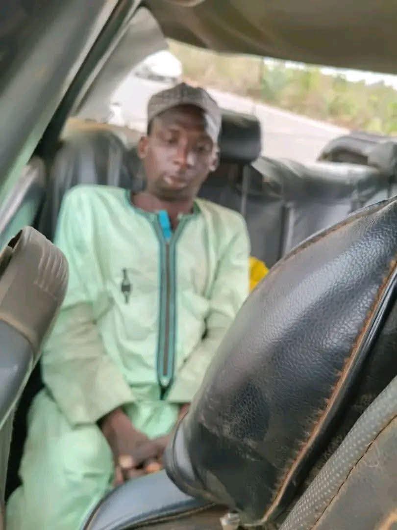 BREAKING:  BANDIT INFORMANT CAUGHT DISGUISED AS BEGGAR IN KWARA STATE.

A suspected bandit informant was arrested in Igbaja, Ifelodun LGA after allegedly posing as a street beggar to gather intel.

This is how communities get infiltrated, Kwara South is on edge. Stay alert.