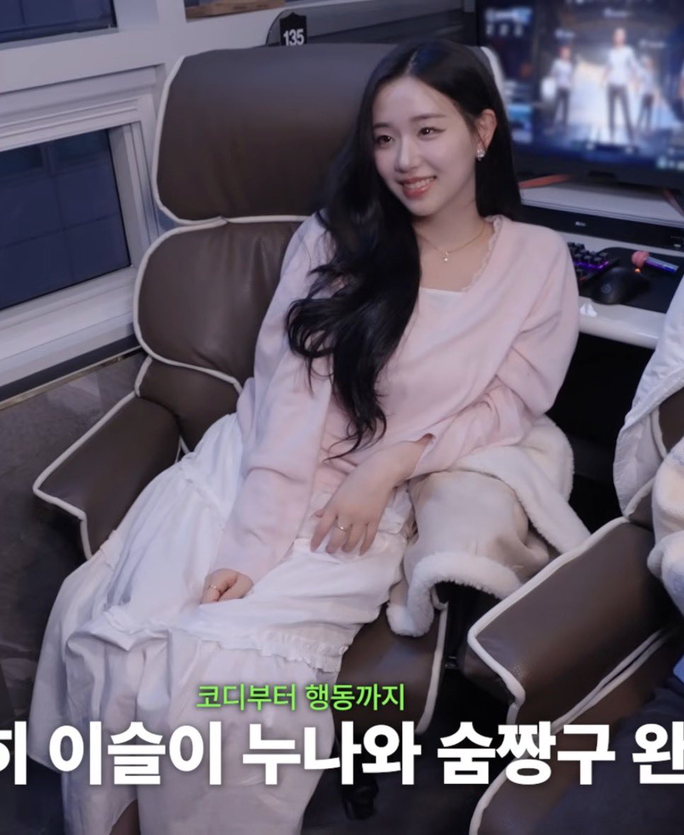 GooG0oo0's tweet image. 난 일단 이렇게 입고 피방 온 여자 처음 봄
약간 몰래 피방 온 나를 잡으러 온 여친 느낌임
당장 끄고 나가서 싹싹 빌어야 할 것 같아
아니 자기야; 여기는 어떻게; 아니...... 일단 나가자 ㅠ 옷에 담배냄새 배이면 어케... ㅠㅠ 내가 미안해 ㅠ