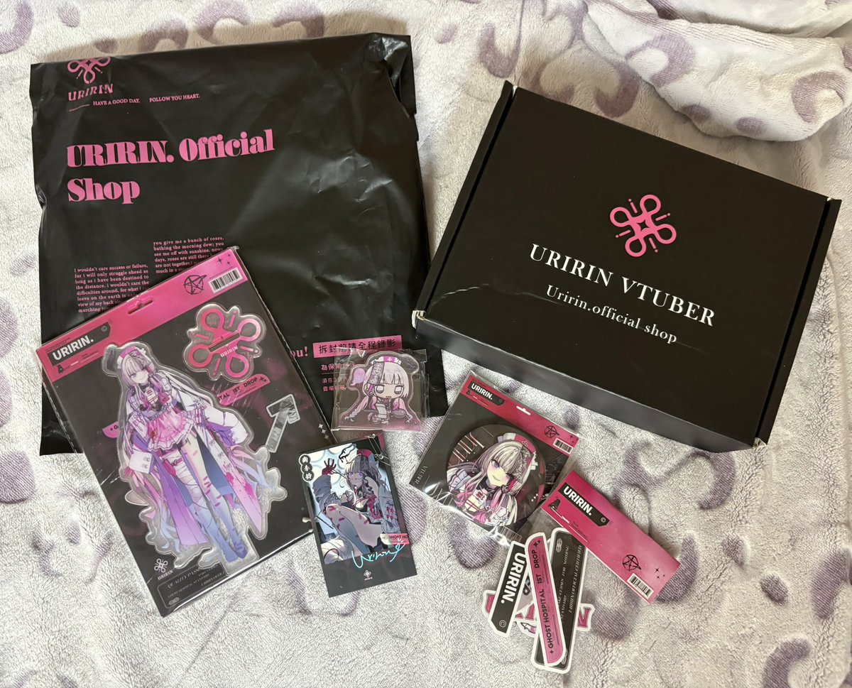 收到周邊了！
大美女好漂亮😍
徽章跟小卡上都有簽名好讚…
而且包裝超級用心的啦！
連外面的破壞袋都做的好漂亮
根本捨不得撕🥹🥹🥹
超愛大美女🫶

#U00