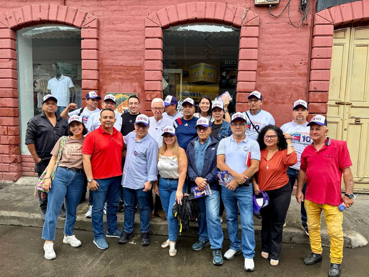 Feliz cumpleaños <a href="/JERobledo/">Jorge Enrique Robledo Senado #10 Ahora Colombia</a> te deseamos desde el equipo  de Dignidad &amp; Compromiso Tuluá . <a href="/gustavotrianasu/">Gustavo Triana</a> <a href="/sergio_fajardo/">Sergio Fajardo</a> <a href="/dignidadycomp/">Dignidad & Compromiso</a>