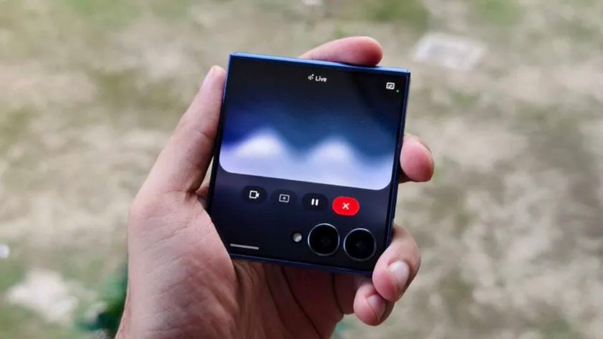 _techibee's tweet image. Google might be bringing Personal Intelligence to Gemini Live, meaning context-aware, real-time voice AI that understands you via Gmail, Photos, Search &amp;amp; more.

Think proactive, multimodal AI that knows your world.

#Gemini  #GoogleAI #AIAssistant #TechNews  #Android