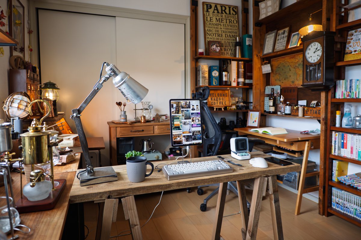 kazoo1984kazuno's tweet image. 一部ご要望があったので撮影部屋のご紹介☕️
私の「妄想喫茶」の撮影はこの６畳部屋で撮影しています

部屋のテーマは「雑然と散らかった魔法使いのアトリエ」
自分の「好き」を集めて物多めに仕上げました…