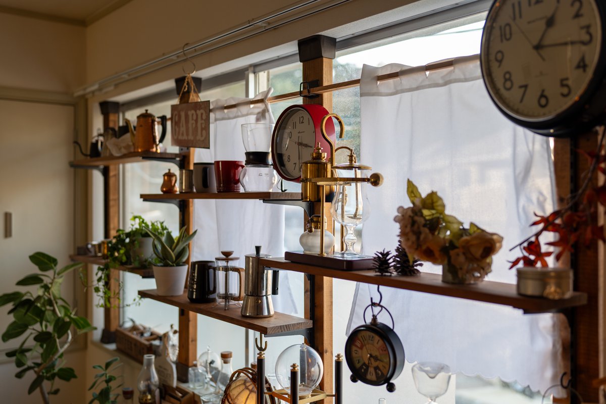 kazoo1984kazuno's tweet image. 一部ご要望があったので撮影部屋のご紹介☕️
私の「妄想喫茶」の撮影はこの６畳部屋で撮影しています

部屋のテーマは「雑然と散らかった魔法使いのアトリエ」
自分の「好き」を集めて物多めに仕上げました…