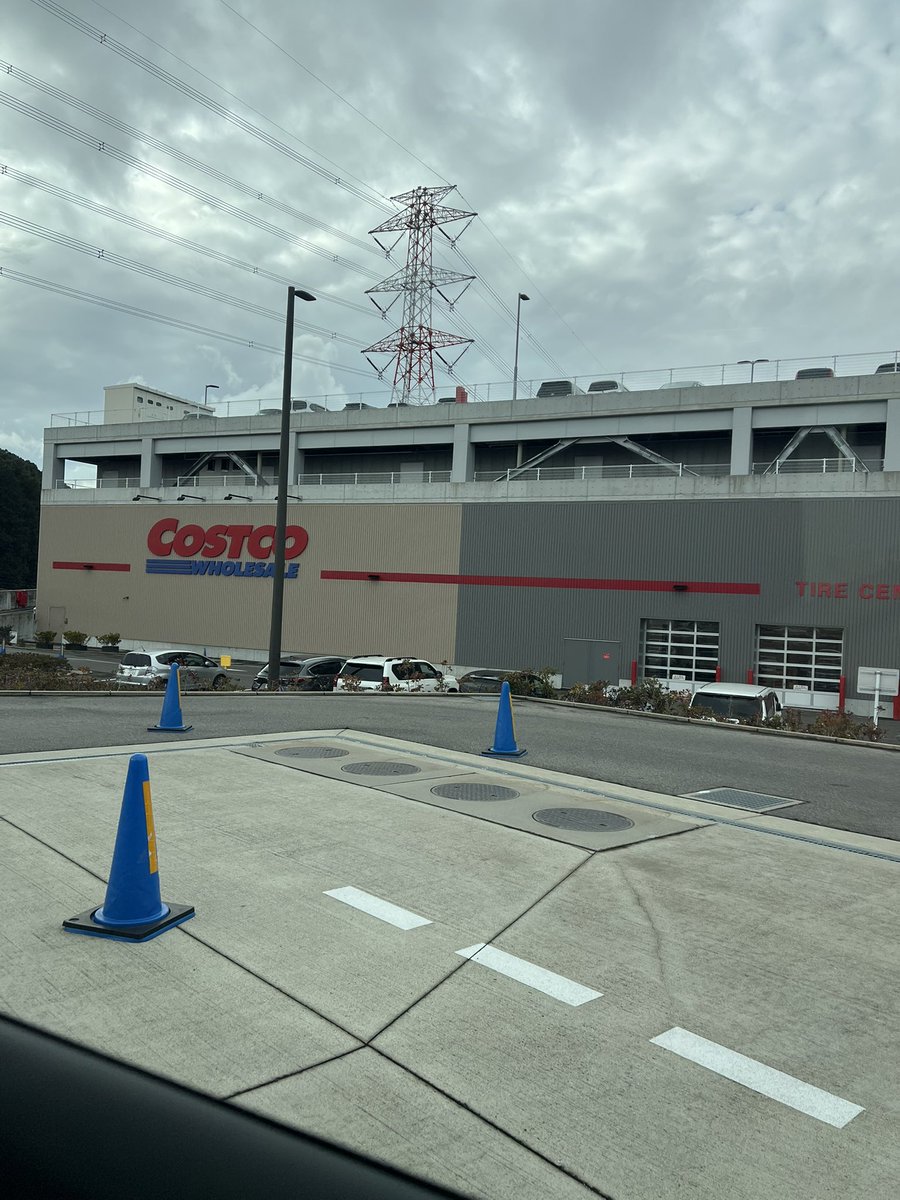 ganta0211's tweet photo. こんクマ

今日は守山のコストコに初来店してきた🐻

カートのタイヤがエスカレーター仕様になってるのに気づいて、一人ニヤニヤしてました🛒

帰りにケーキ買った
白いちご美味しい🍓

#todaybear
#コストコ
#キルフェボン
#いちご https://t.co/ysPVEczSQr