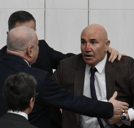 Siz dün küfürü kutsadınız,

Bizde bugün siz dayak yediğiniz için ohhh ellerine sağlık Osman Gökçek'in az bile yapmış mahmut'a mı diyelim.

Bu arada
Çarşamba çanağına dönmüş yüzü:)

Akım gürlek poyraz Karayel Ali Yerlikaya gereği yapıldı Ahmet Ahlatçı
Recep Tayyip Erdoğan