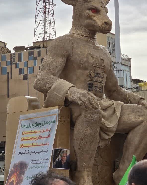 ALI_AlSHMRRE's tweet photo. ايران تحرق صورة إبستين وما كان يعبد.. 
ايران لا تنتفض لنفسها
صاحب تلك العمامة المحمدية لا ينتفض لنفسة او لشعبة او للإسلام وحدة! السيد المرشد ينتفض لكل صفة اخلاقية "حميدة" في العالم واليوم الجمهورية الإسلامية لا تقف ضد إسرائـ يل او امريكا فقط إنما تقف ضد كل سوء خلقي قد عم على العالم و تعيد ترتيب "الاساسيات" في اعادة تعريف المشهد الاخلاقي في عالم اصبح موحش و مليء بدماء الاطفال من "بغداد 2003 وماقبلة الى غزه ومشهد الاطفال يقطعون امام العالم الى جزيرة ابستين" لم يستطع احد ان يقول ويفعل بحجم مافعلة اصحاب تلك الجمهورية التي حملت اسم "الإسلام" في الفترة التي "اصحاب الجزيرة العربية" يحاولون التخلص من لقب "امه الإسلام" بحفلات عري صاخبة حتى لا يسمع صوت الـ F-35 وهي تطلق الـ GPU على رؤوس الاطفال.