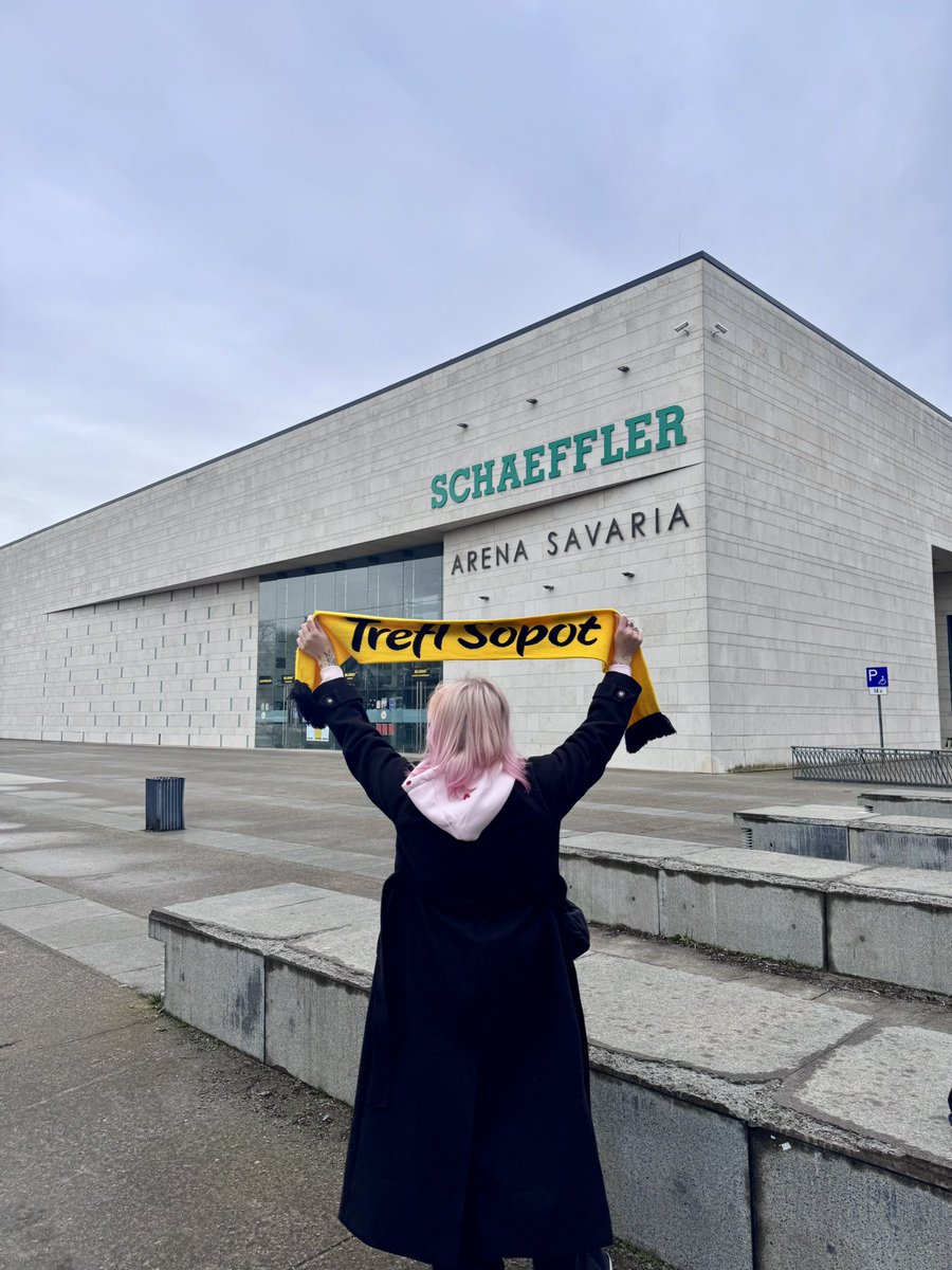 treflsopot's tweet image. Od wczoraj na Węgrzech żółto-czarne barwy są jeszcze bardziej zauważalne i nie chodzi tu o wzmożoną aktywność kibiców Falco 😉

Byli, są i będą też dzisiaj! 💛🖤

#FIBAEuropeCup #plkpl