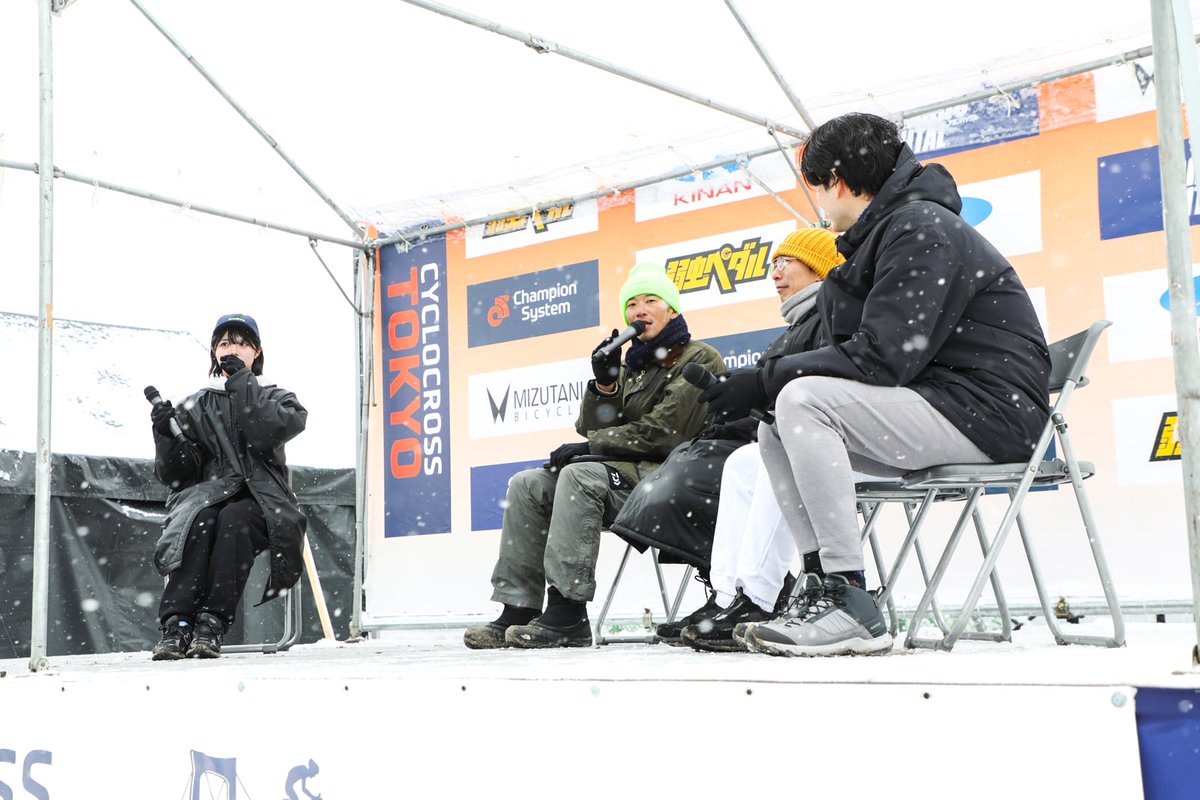 写真では罰ゲームのようですが、 #シクロクロス東京 では会場MCをしつつ世界選代表、全日本チャンプ2人、ポッドキャスター、3つのトークセッションをホストしました。

酷寒の中話をしてくれたゲスト各位、そして聴いてくれたシクロクロスファン各位に御礼申し上げます。

📷️<a href="/kasukabevision/">@kasukabevisionfilmz</a>