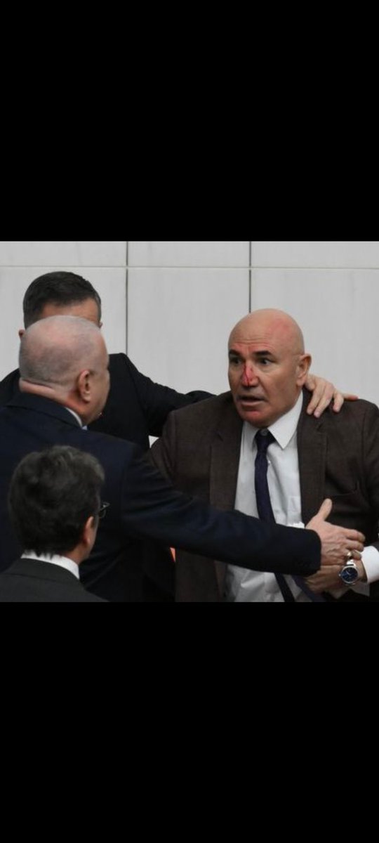 Mahmut Tanal mış.
Osman Gökçek,
Angara bebesi.
Tribün çocuğu
Sen kime sarıyorsun?
😂🤣