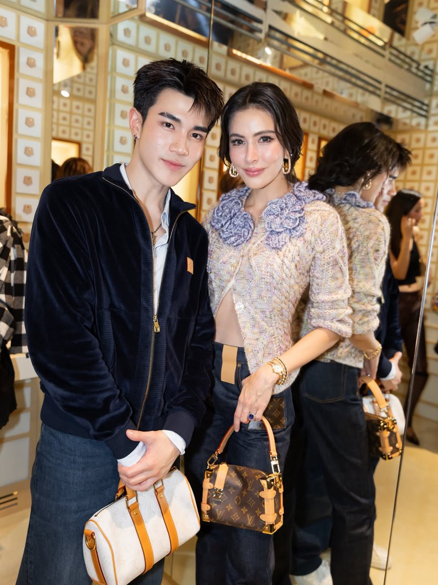 พี่ริต้าเอ็นดูน้องโฟ้ดมากเลยนี่นา ลงทั้งโพสต์ทั้งสตอรี่เลย มีรูปเจ้าเด็กไหว้พร้อมส่งยิ้มหวานด้วย ใดๆคือพี่ริต้าสวยมาก สวยวันสวยคืน เริ่ดดดด 😆💘

LV HOTEL BKK X FOURTH
#LouisVuittonxFourth
#LVMonogram130 #LouisVuitton
#Fourthnattawat #โฟร์ทณัฐวรรธน์