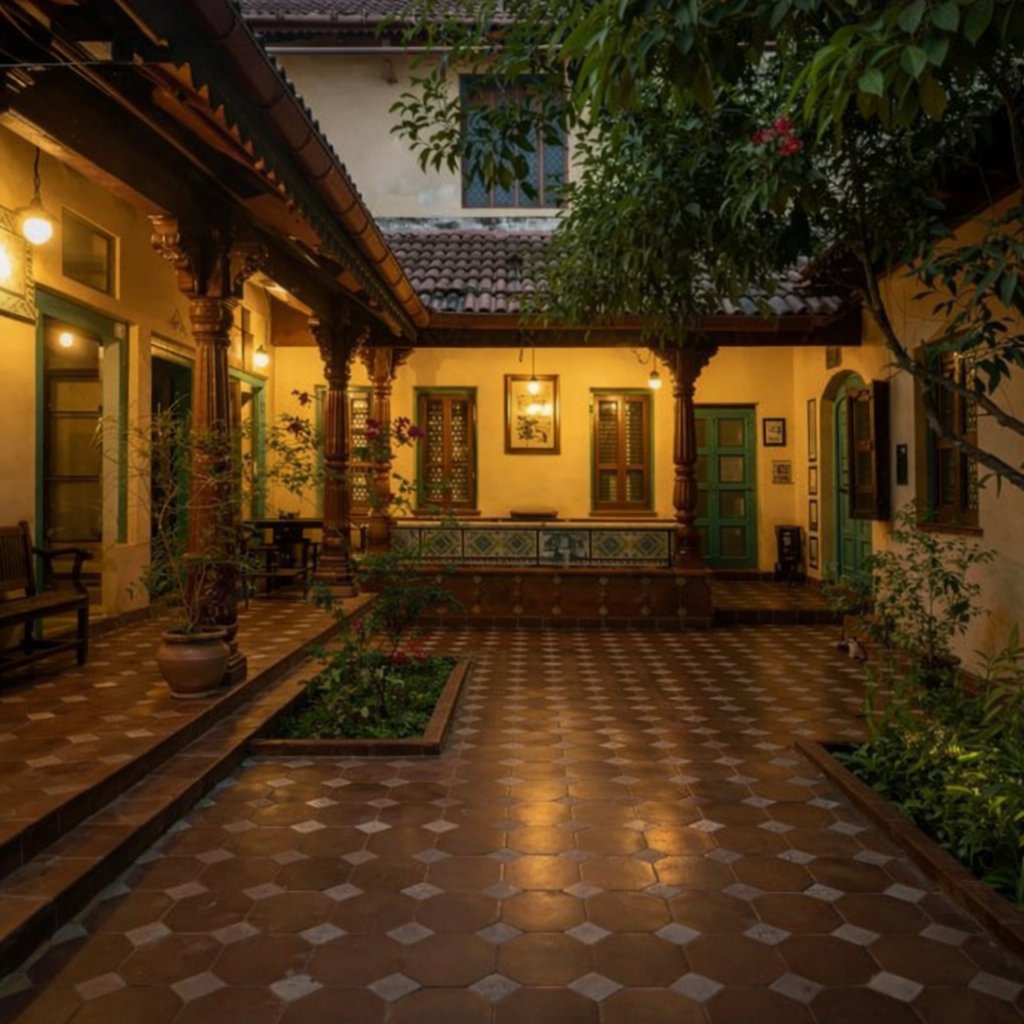 cabinsmountain's tweet image. having this type of courtyard is always a dream